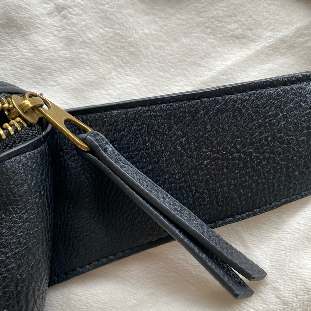 Universal Thread Black Adjustable Crossbody Bag - Picture 9 of 12